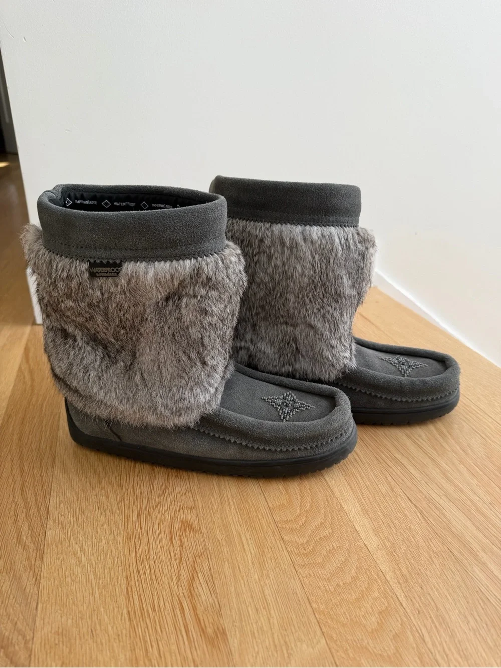 Manitobah Mukluks half mukluk women's 8 / men's 6 waterproof real fur charcoal